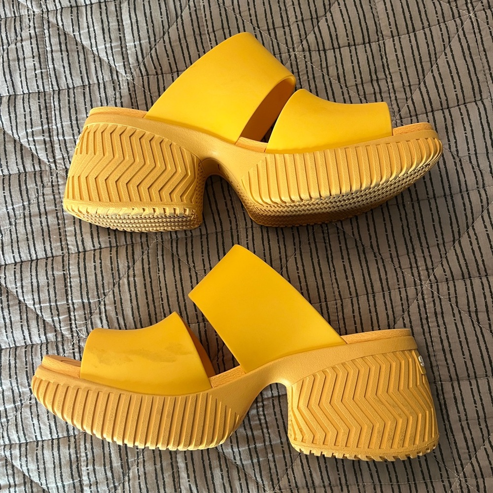Sorel yellow platform sandals worn once size 9